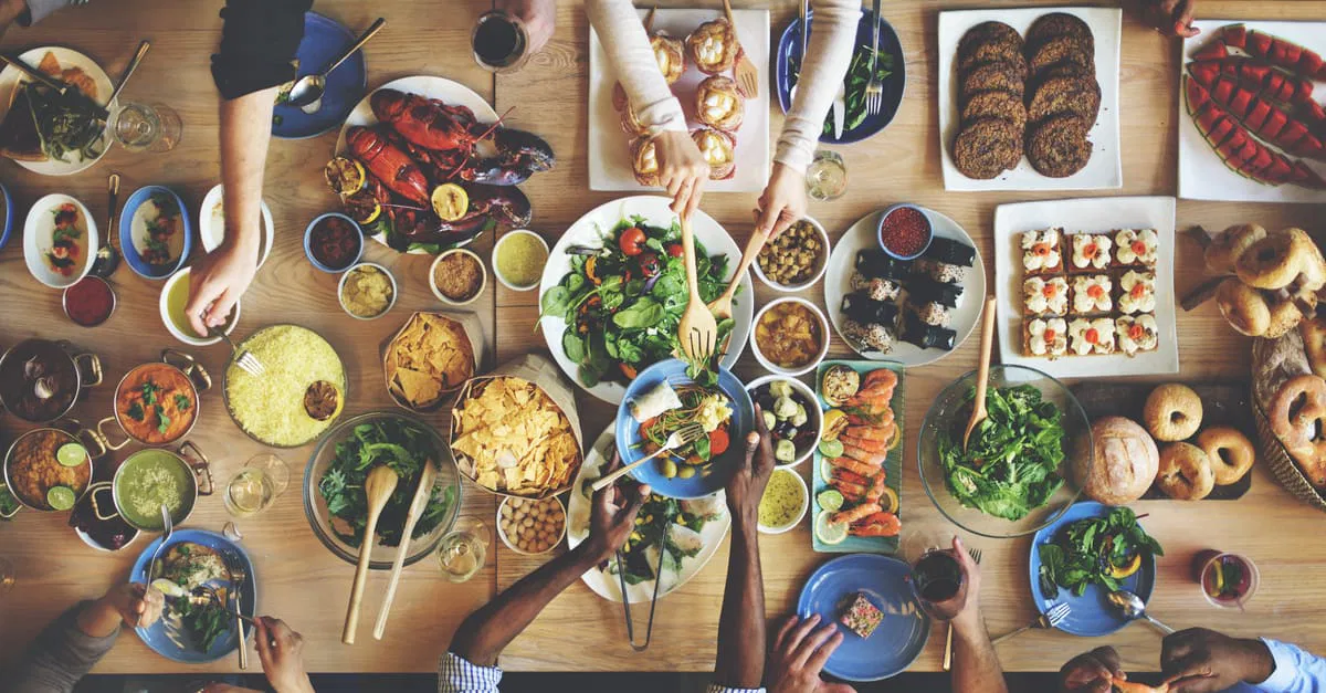 ما هو تفسير حلم الوليمة مع الأهل؟