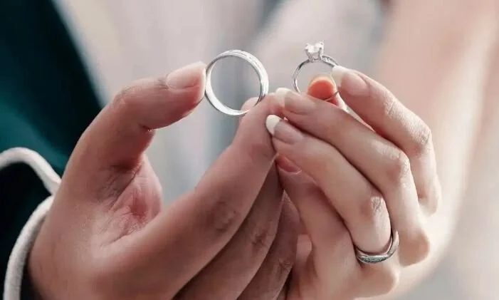 أهم ٢٠ تفسير لحلم خطوبة للبنت العزباء لابن سيرين