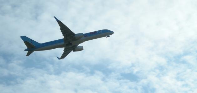 ما هي أهم الدلالات المتعلقة بتفسير رؤية الطائرة في السماء في المنام عند ابن سيرين؟