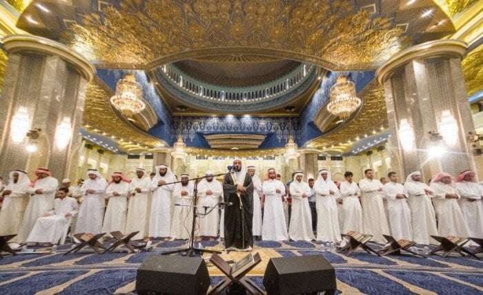 ما هي أهم تأويلات ان سيرين لرؤية الصلاة عكس القبلة؟