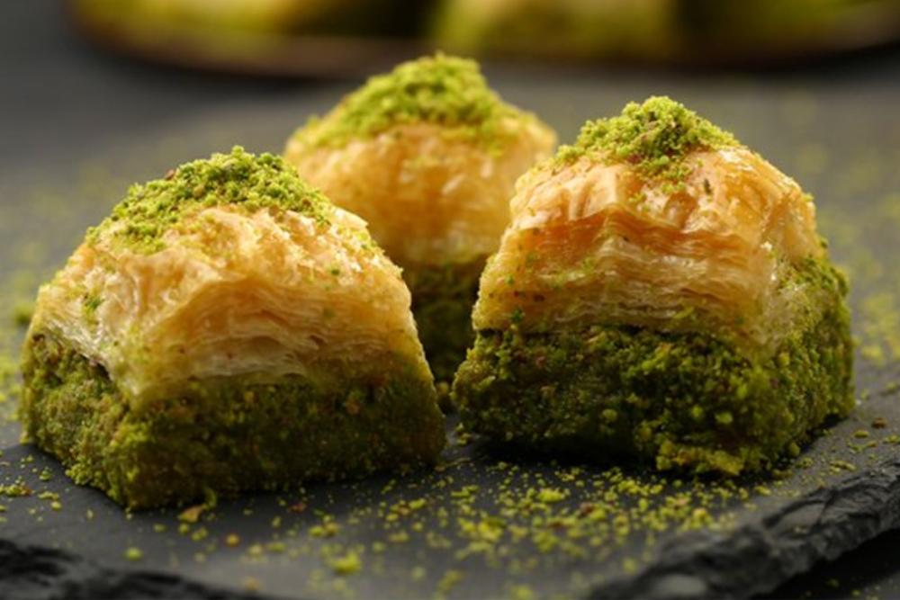 تعرف على تفسير رؤية البقلاوة في المنام للمتزوجة