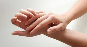 اعرف أكثر عن تفسير حلم اليد لشخص آخر وتفسير رؤية قطع يد الأب في المنام