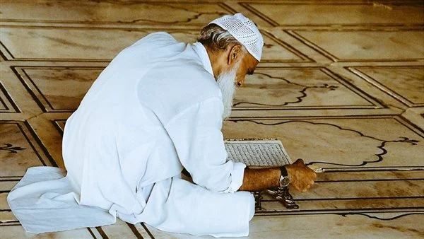 تعرف على أهم 20 تفسير لابن سيرين عن رؤية الرجل الصالح في المنام