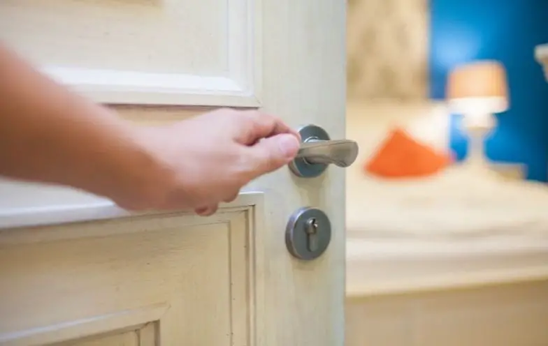 تعرف على أهم الدلالات المتعلقة بتفسير حلم باب خشب مخلوع عند ابن سيرين