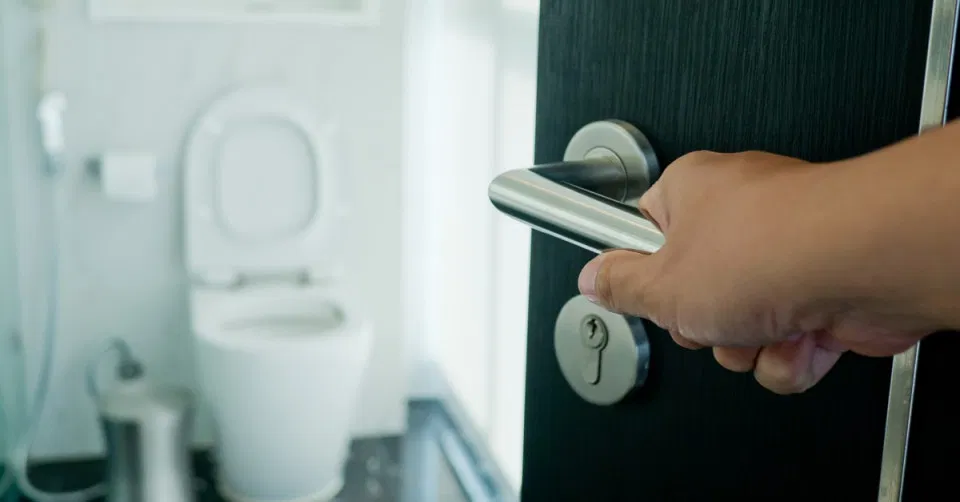 ما هي أهم تأويلات ابن سيرين عن تفسير حلم التبول في الحمام للمتزوجة؟