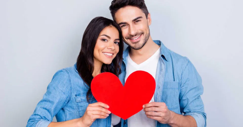 ما هو تفسير رؤية الحبيب في المنزل في المنام للعزباء عند ابن سيرين؟