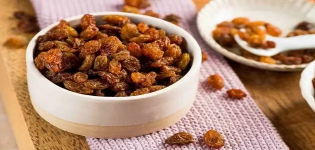 ما هي أهم 10تفسيرات لابن سيرين عن رؤية الزبيب في المنام للرجل؟