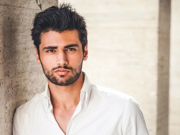 تعر على تفسير رؤية الشاب الجميل في المنام لابن سيرين